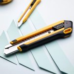 DELI πλαστικό κοπίδι με ασφάλεια DL025, 25mm, κίτρινο - Image 2